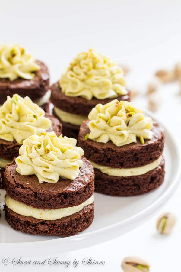 https://www.sweetandsavorybyshinee.com/wp-content/uploads/2015/03/Mini-Chocolate-Layer-Cakes-2.jpg