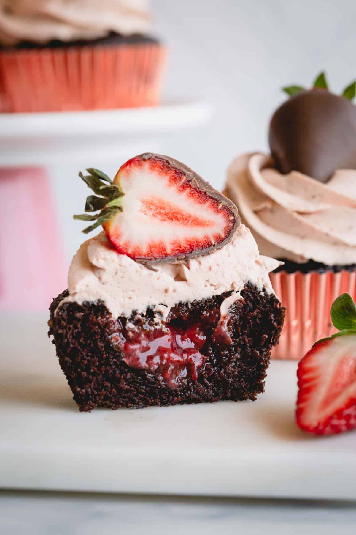 https://www.sweetandsavorybyshinee.com/wp-content/uploads/2023/05/Strawberry-Chocolate-Cupcakes-2.jpg